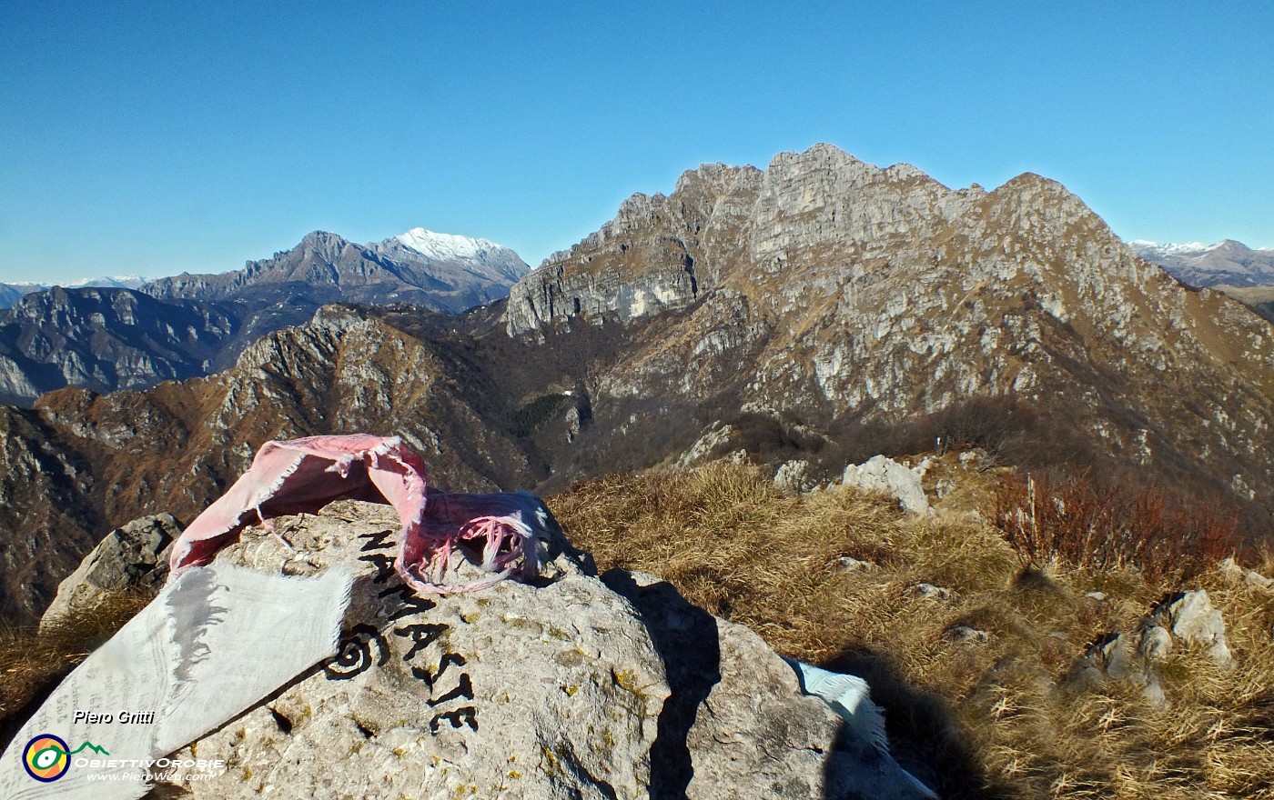 04 'Namaste' in Corna Camozzera verso Resegone e Grigne.JPG